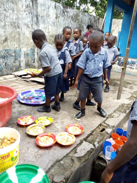 tl_system/content/de/0_News/Liberia-Bilder/Feeding Programm/FeedingProgramm_05_06_19-kids eating (3).jpg