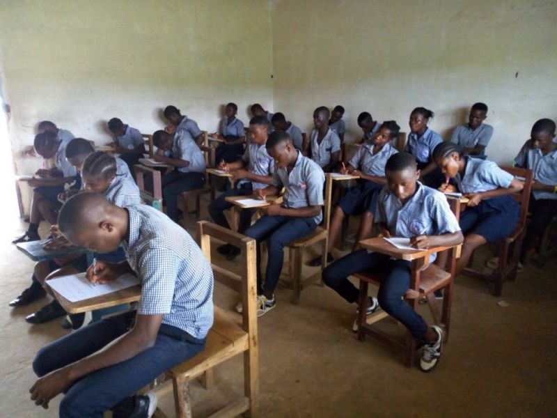 tl_system/content/de/0_News/Liberia-Bilder/Fotos Bong Mines/9th grader takeing test.jpg