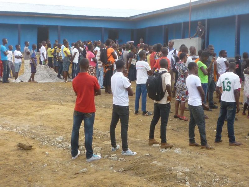 tl_system/content/de/aktuelles/2015/03_2015/Erster Schultag/Some students on line.JPG